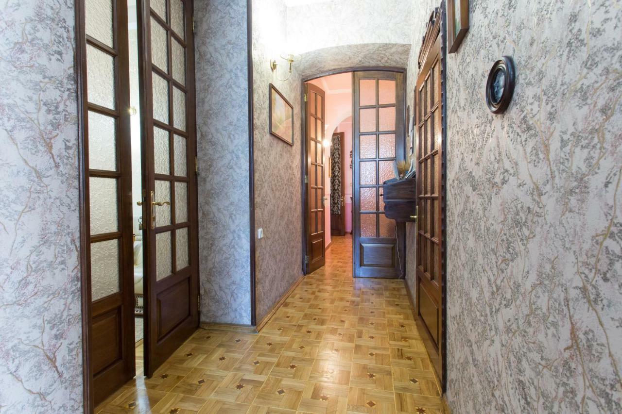 Apartment In The Center Of Харков Екстериор снимка