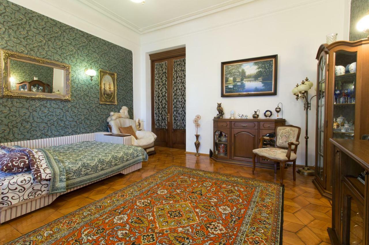 Apartment In The Center Of Харков Екстериор снимка